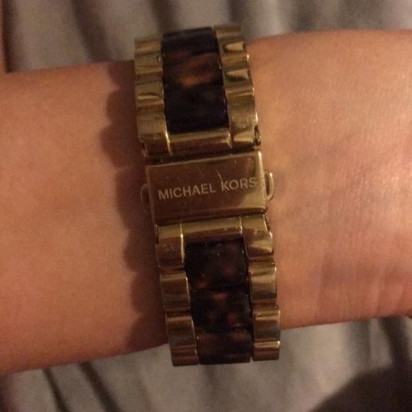 Michael Kors watch. Comes with box and extra links - Picture 5 of 5